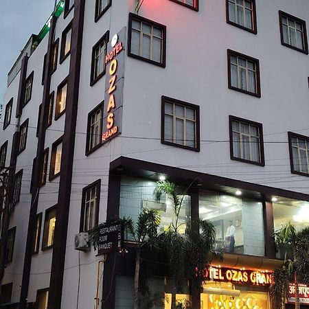 Hotel Ozas Grand Benares Buitenkant foto