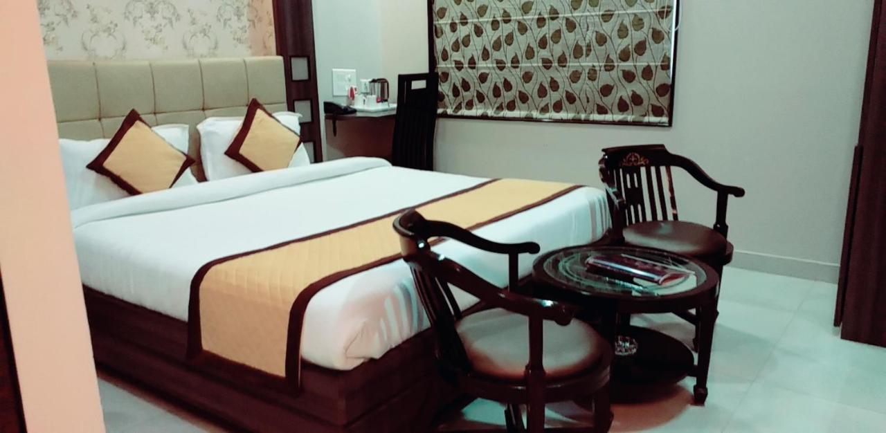 Hotel Ozas Grand Benares Buitenkant foto