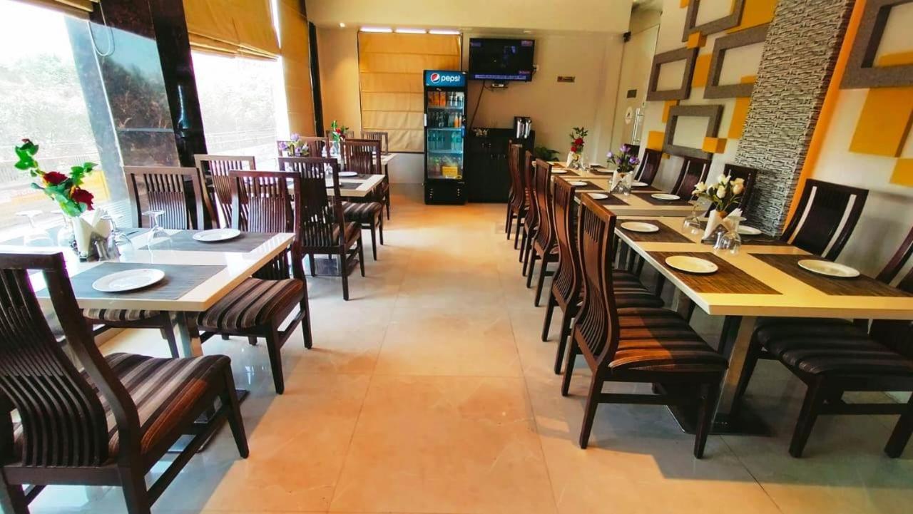 Hotel Ozas Grand Benares Buitenkant foto