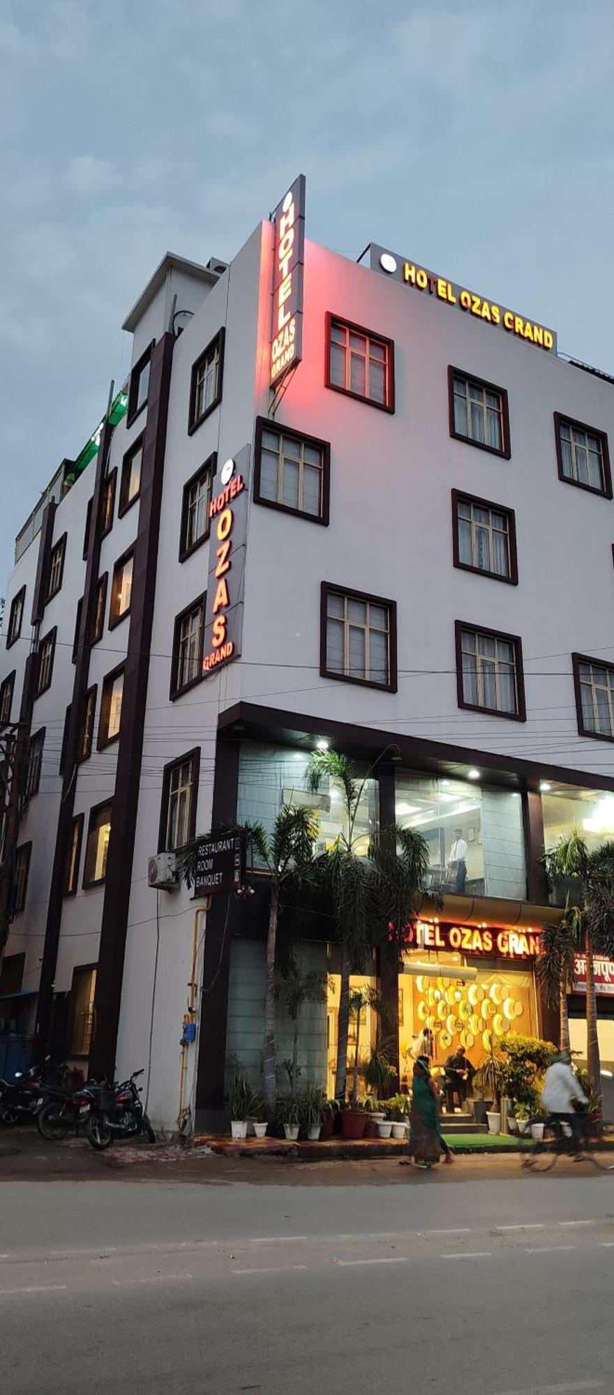 Hotel Ozas Grand Benares Buitenkant foto